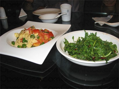 左:蕃茄炒蛋，不過不失，普通 右:野菜冷盤，很難吃，臭青味，不是人人也能接受！：（