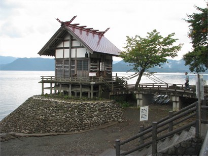 湖邊的小廟