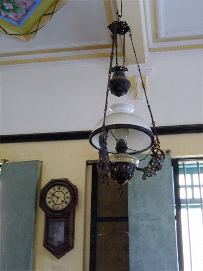  泮立樓內西洋火水燈及掛牆鐘