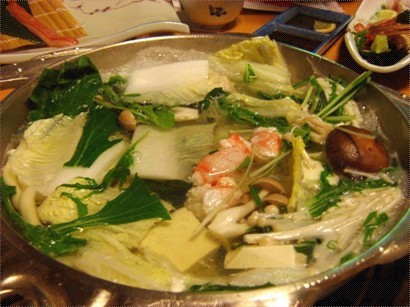 清湯的螃蟹火鍋最適宜這寒冷的天氣. 放進蟹腳、豆腐、蒟蒻、白菜和菇類煮滾，營養及材料同樣豐富。