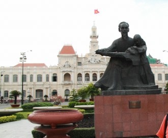 矗立在會廳前的胡志明銅像