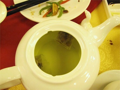 ￥30元一壺的菊花茶，附1小碟單晶冰糖。