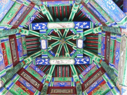 遊廊的樑、枋、檐、斗拱和頂部畫滿蘇式彩畫