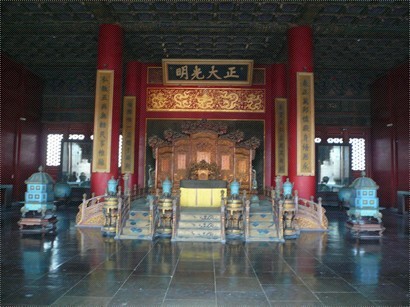 乾清宮是內廷的正殿，殿內的正中有寶座，內有“正大光明”匾