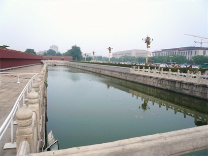 天安門前的外金水河，最靠邊的是浮雕石橋，「公生橋」。