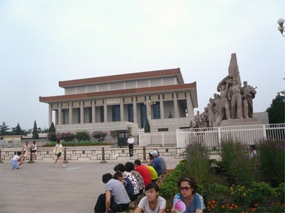 毛主席的紀念堂可供人們入內瞻仰，晨咁早就已經排了長長的人龍