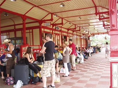 火車站內很多人在等火車