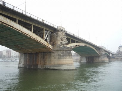 鏈子橋的橋柱雕塑