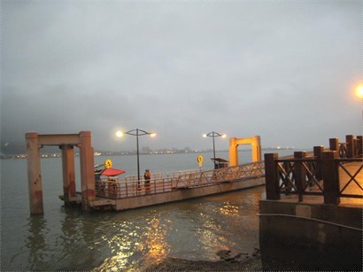 下雨中的淡水碼頭