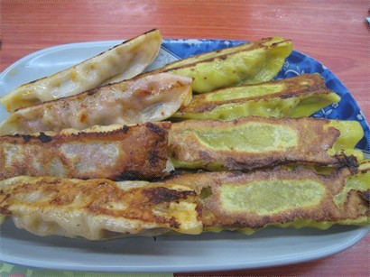泡菜餃子(左)及咖喱餃子(右)