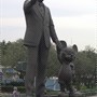 華特迪士尼與米奇的銅像