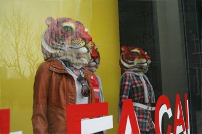 新年氣氛濃厚，商場中陳列的虎頭人身