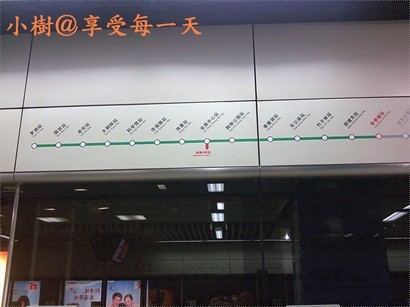 深圳地鐵大致好乾淨，仲有警察維持秩序