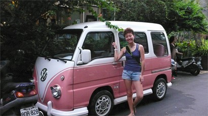 認住這輛粉紅色可愛的Volkswagen，找到它就找到好吃的了