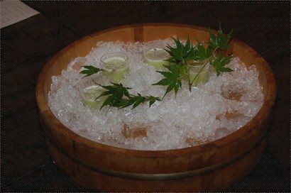 第一道「おくら すり流し」秋葵汁，這道菜擺盤的方式在炎熱的夏夜給人超涼的感受。