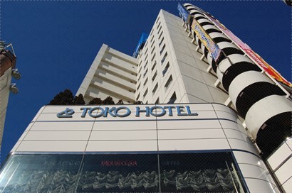Toko Hotel的地下室是拉麵店，一樓有ampm便利商店，二樓是一家有爵士樂義大利餐廳。