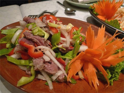 烤菲力牛肉沙拉，這應該算泰式口味吧？因為之前幾乎沒有印象在泰國餐廳吃過這個菜色。