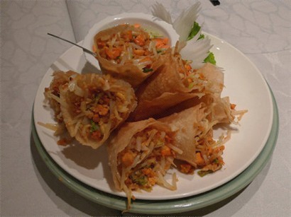 銀芽蝦餅是滿特別的菜色，但我不知道泰國當地有沒有這道菜？還是這只是油炸式的台灣潤餅卷？