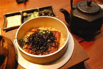 最後再來一份鰻魚釜飯，亦可以採用茶泡飯的吃法，加上芥末、青蔥、海苔絲，這可以嚐到鰻魚飯的另一種風味。