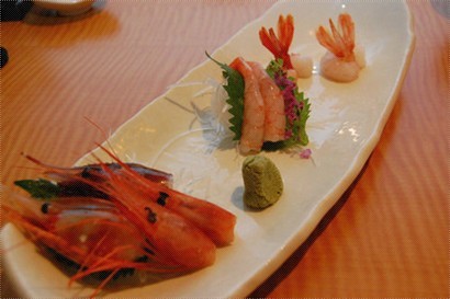 三蝦生魚片，是北海道的葡萄蝦、牡丹蝦、甜蝦，很大隻吧。