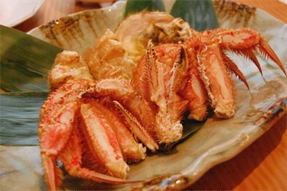 主角來了，北海道毛蟹，這一隻1200元大洋，我不太吃蟹，不知道這個價格對一般愛吃蟹的人來說是貴？