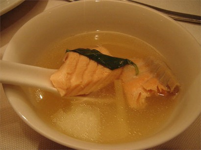 青檸鮭魚湯，看起來好像不辣，其實又酸又辣，跟酸辣海鮮湯的辣度其實不相上下。