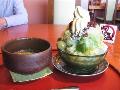 (左)西尾茶 (右)西尾茶 Ice Cream+刨冰+小丸子+寒天