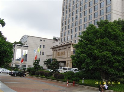 酒店外型, 左邊是車站有車去珠海, 深圳, 廣州及香港; 右邊有足浴按摩及酒店酒樓