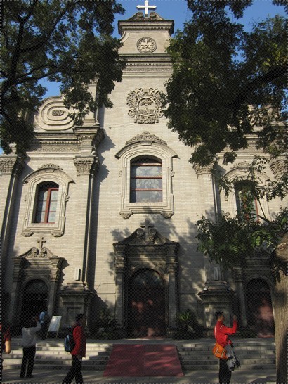 教堂的正面。上面的建堂時的教宗 - 教宗良十一世的牧徽