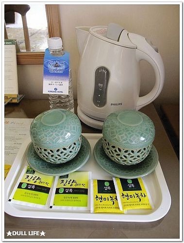 小小的茶水設備.有快煮壺可以煮水