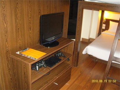 上下格床旁有電視遊戲, 酒店每次可借3隻碟玩