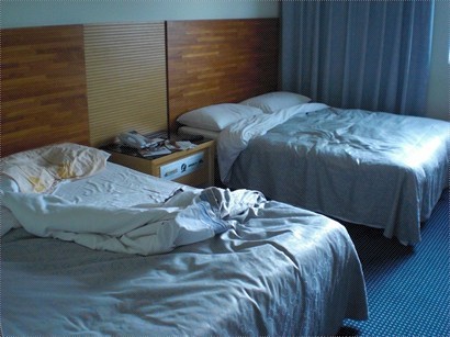 雙人房變咗雙床四人房，一人瞓一張大床，點碌都得。