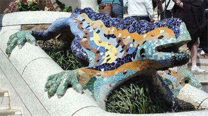 以馬賽克式彩瓷湊成的蜥蝪裝飾，是奎爾公園的著名地標