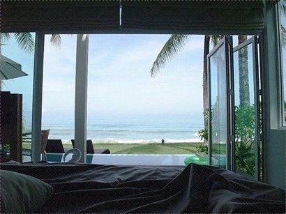 床尾係落地玻璃，可以聽住海浪聲、望住 Andaman Sea 嚟瞓覺~