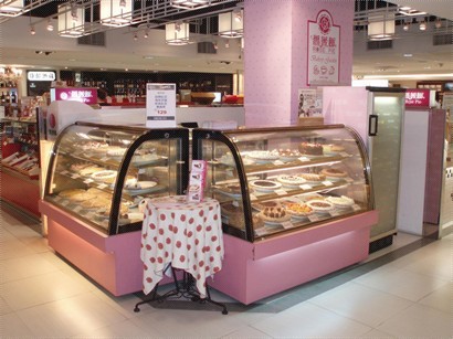 國際美食街內店舖之一：薔薇派，多款甜批。