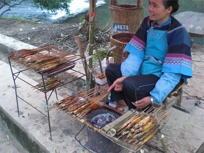 沿河布依婦女賣烤河魚仔，RMB1串。