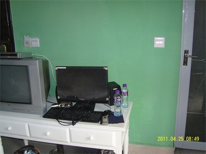 房內有電腦, 可上網, 當然香港網站是上不到