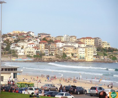 Bondi Beach位於悉尼的郊區,是澳洲最著名的沙灘,很受遊客及當地的居民歡迎