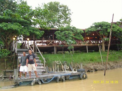 在此上船遊Kinabatangan River, 後面就是B&B的Canteen