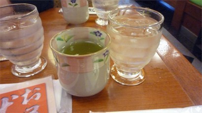 首先送上凍水和熱綠茶