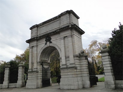 公園的其中一個入口 - 步槍軍團之門，形狀像個小凱旋門，是為紀念在戰爭中陣亡的愛爾蘭步槍兵而建。