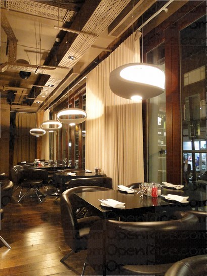 餐廳的餐枱椅、燈飾等極有designer item feel。