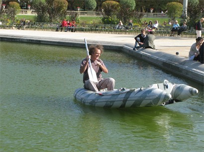 湖上有人划船