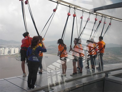 61樓觀光層，睇人玩「空中漫步」。