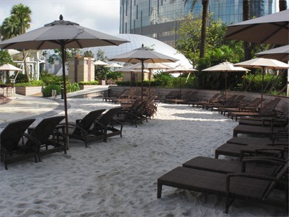 人造沙灘+籐椅+太陽傘=渡假風情