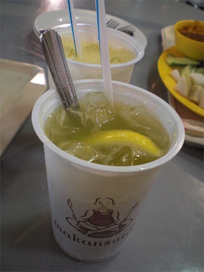 The Gluttons Bar嘅檸檬甘蔗汁(前$2.3)、洋桃西芹汁(後$3)