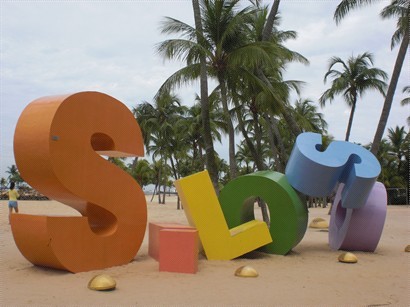 "Siloso"大字粒係Siloso Beach嘅地標