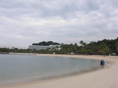 沙灘盡頭係香格里拉渡假酒店，而個灘又長又闊。
