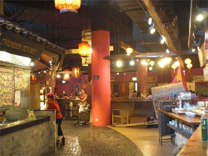 怡豐城嘅大食代Food Repbulic，內裡裝修係以懷舊嘅新加坡風情。