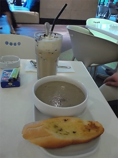 蘑菇湯+蒜香麵包, light lunch~